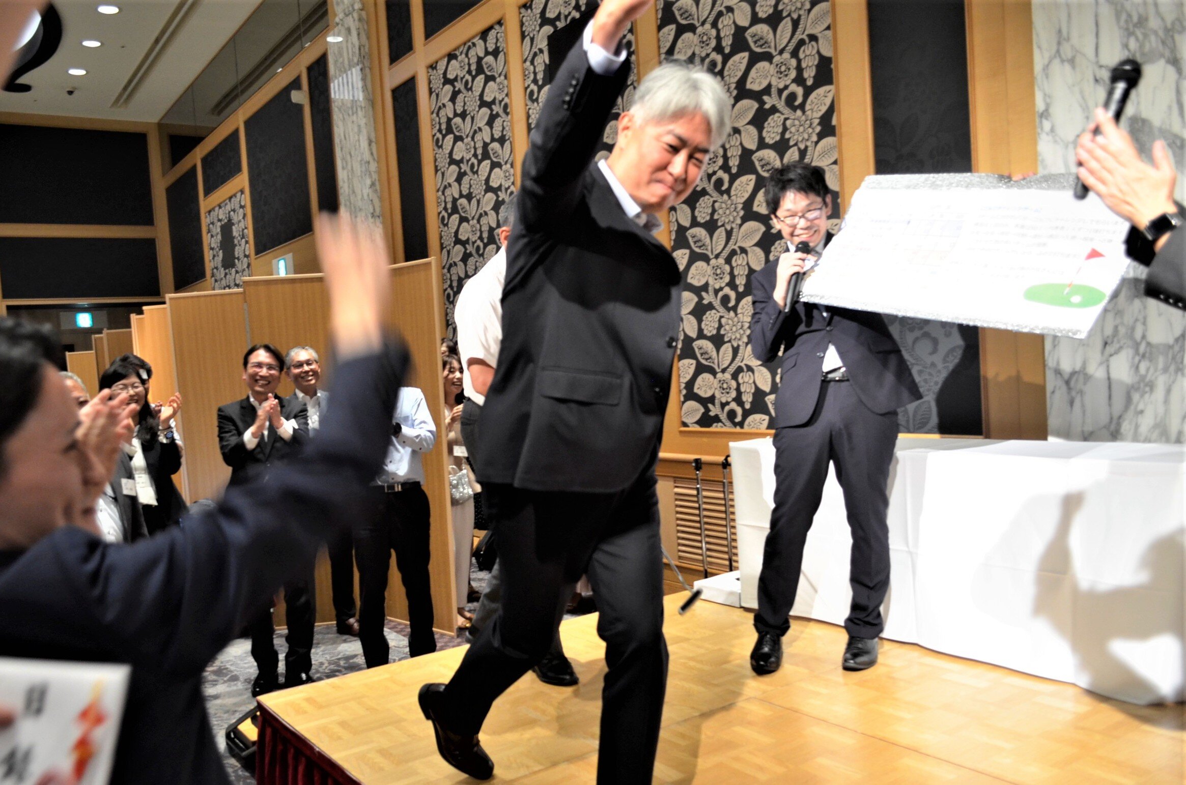 東京支社の勝利！みごと景品を獲得しました。
おめでとうございます！