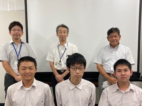 8月25日・26日の2日間、愛知県内の高等学校から生徒さん3名を迎えてインターンシップを開催しました。
会社紹介、情報セキュリティ、ビジネスマナーや技術教育など、社会人の入り口を経験していただきました。
参加頂いた皆さんが自身の将来を想像するうえで、今回のインターンシップが少しでも、これからの進路選択に役立てていただければと思います。